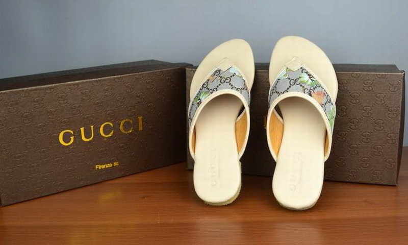 Gucci Slippers Woman--048